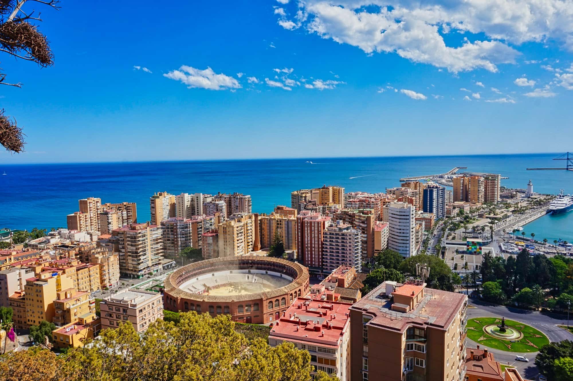 Vista panorámica de Málaga con edificios residenciales y el mar Mediterráneo